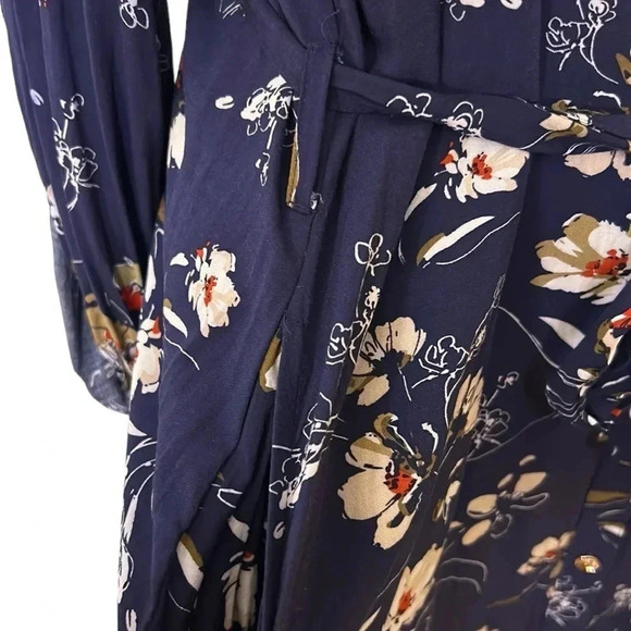 Suzy Shier Blue floral wrap dress ,
tie waist, button front ,seam pockets,EC - Picture 7 of 12